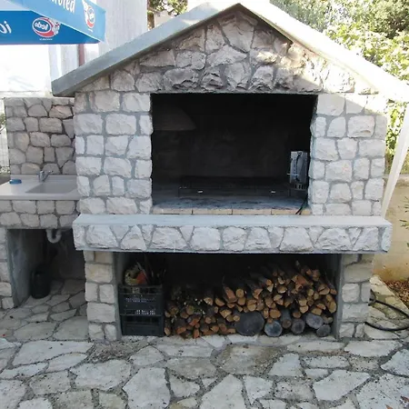 In Mit Terrasse, Grill Und Garten Petrcane