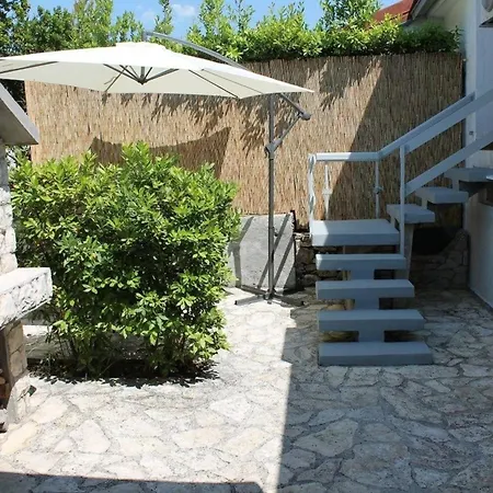 In Mit Terrasse, Grill Und Garten Apartment *