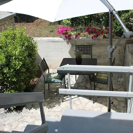 In Mit Terrasse, Grill Und Garten Petrcane